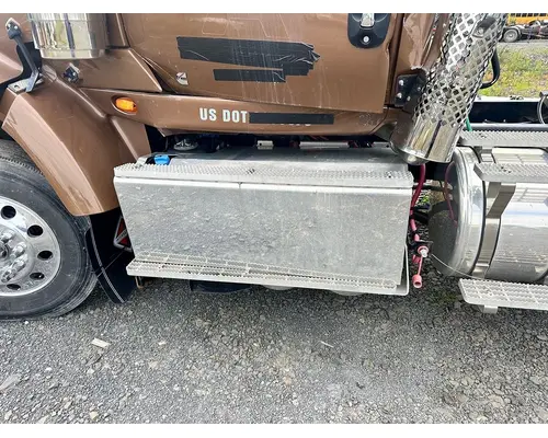 INTERNATIONAL HX520 Battery Box