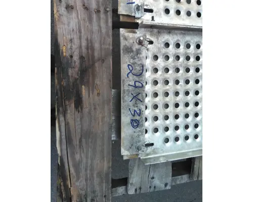 INTERNATIONAL LONESTAR DECK (CATWALK) STEP