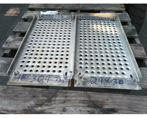 INTERNATIONAL LONESTAR DECK (CATWALK) STEP