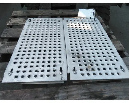 INTERNATIONAL LONESTAR DECK (CATWALK) STEP