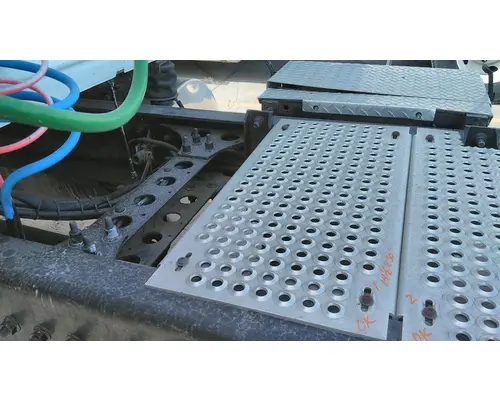 INTERNATIONAL LONESTAR DECK (CATWALK) STEP