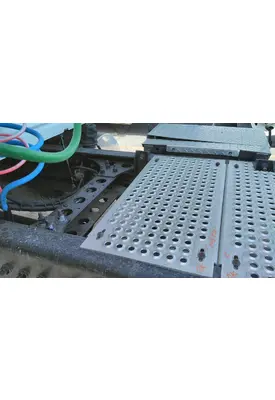 INTERNATIONAL LONESTAR DECK (CATWALK) STEP