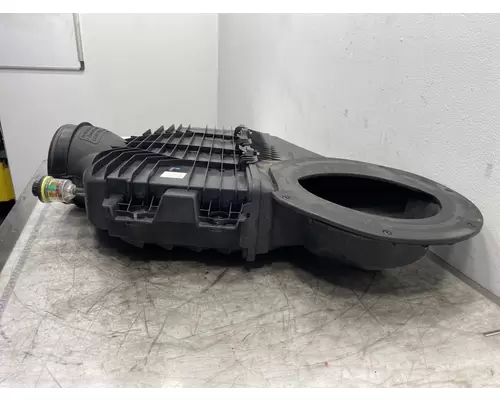 INTERNATIONAL LT625 Air Cleaner