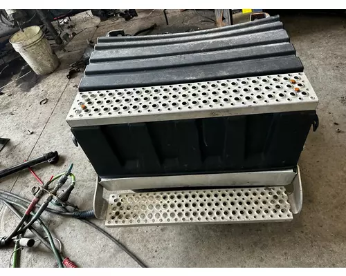 INTERNATIONAL LT625 Battery Box