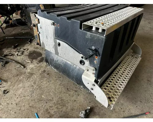 INTERNATIONAL LT625 Battery Box