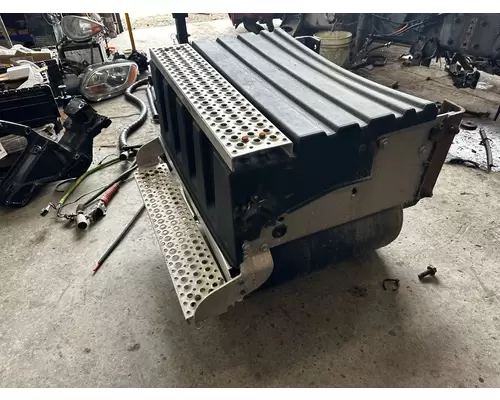 INTERNATIONAL LT625 Battery Box