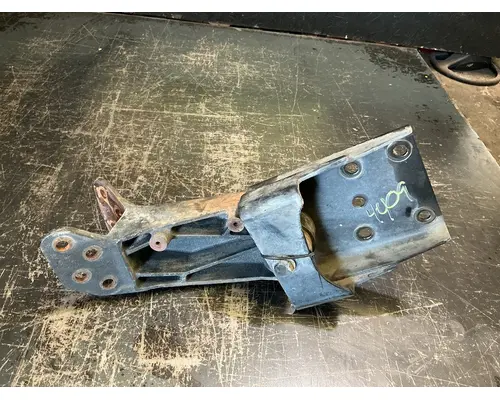 INTERNATIONAL LT625 Cab Mount Bracket