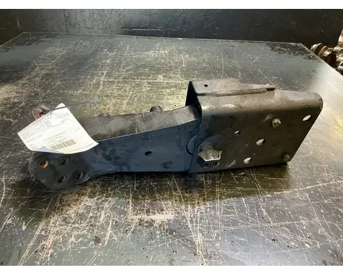INTERNATIONAL LT625 Cab Mount Bracket