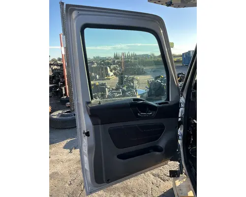 INTERNATIONAL LT625 Door Assembly, Front