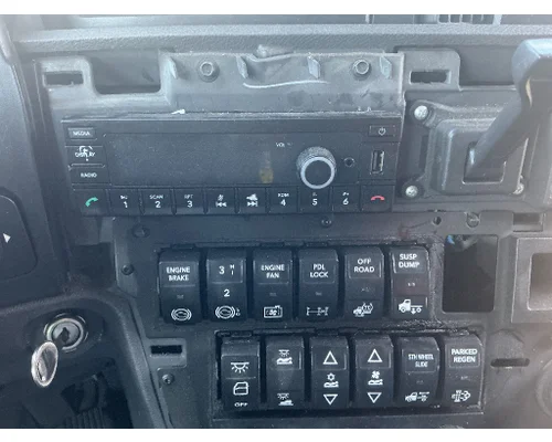 INTERNATIONAL LT625 Radio