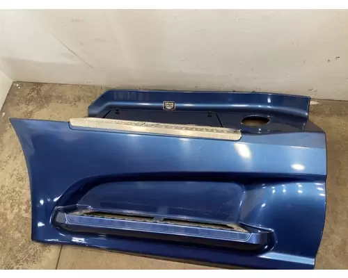 INTERNATIONAL LT625 Side Fairing