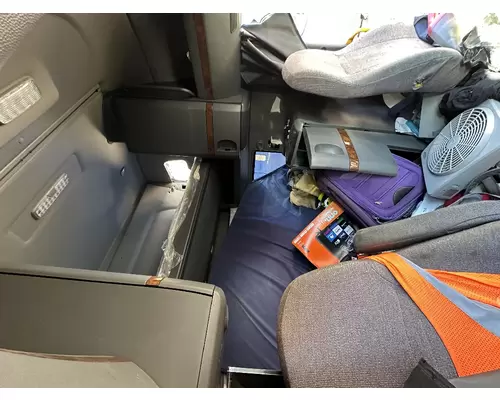 INTERNATIONAL LT625 Sleeper Cabinet, Drivers Side
