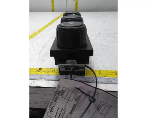 INTERNATIONAL LT625 Switch Cluster