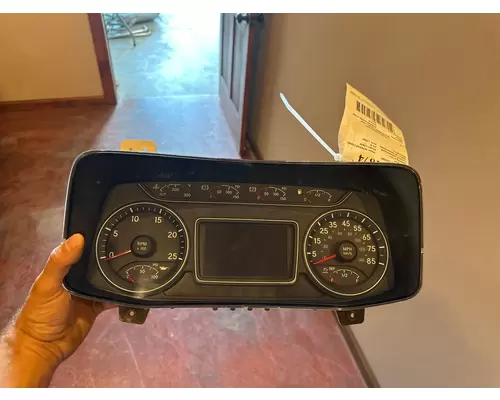 INTERNATIONAL LT62F Instrument Cluster