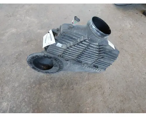 INTERNATIONAL LT AIR CLEANER