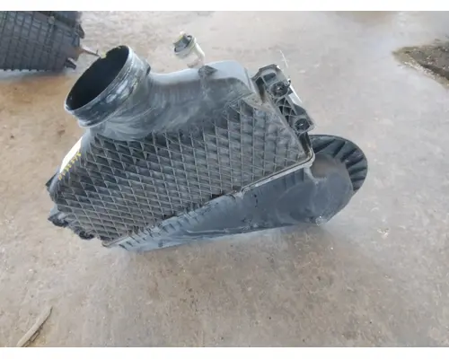 INTERNATIONAL LT AIR CLEANER