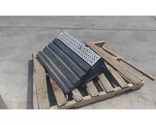 INTERNATIONAL LT BATTERY BOX COVER