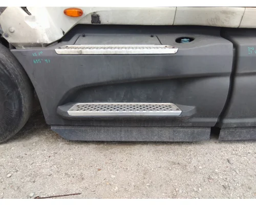 INTERNATIONAL LT CAB SKIRTSIDE FAIRING