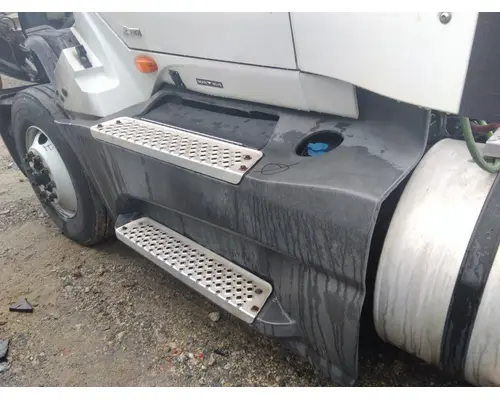 INTERNATIONAL LT CAB SKIRTSIDE FAIRING