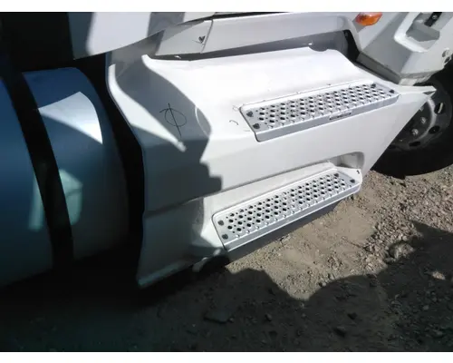 INTERNATIONAL LT CAB SKIRTSIDE FAIRING