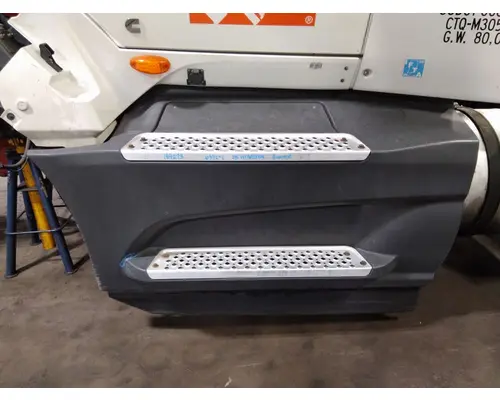 INTERNATIONAL LT CAB SKIRTSIDE FAIRING