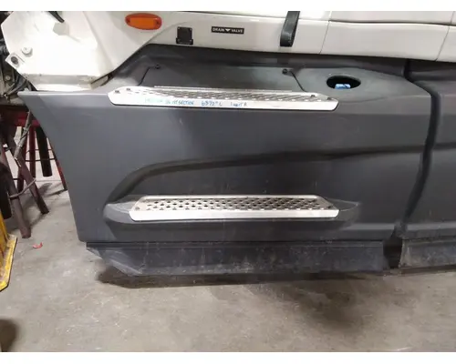 INTERNATIONAL LT CAB SKIRTSIDE FAIRING