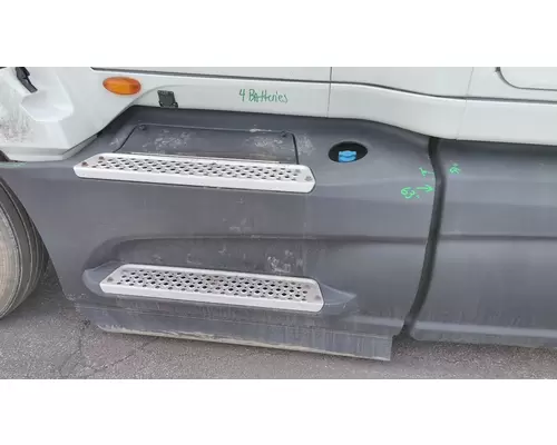 INTERNATIONAL LT CAB SKIRTSIDE FAIRING