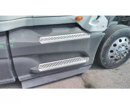 INTERNATIONAL LT CAB SKIRTSIDE FAIRING