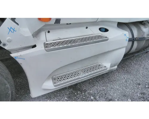 INTERNATIONAL LT CAB SKIRTSIDE FAIRING