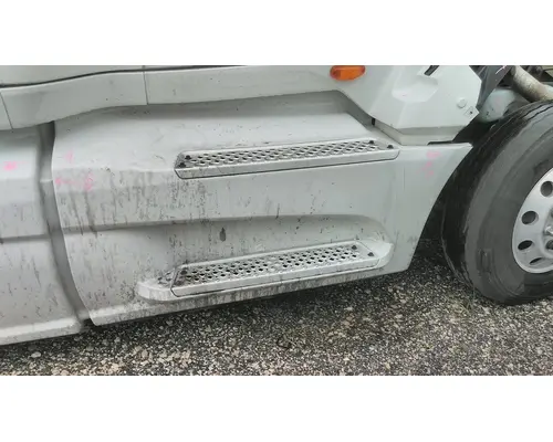 INTERNATIONAL LT CAB SKIRTSIDE FAIRING