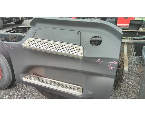 INTERNATIONAL LT CAB SKIRTSIDE FAIRING