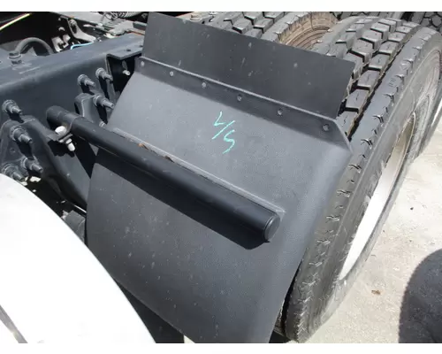 INTERNATIONAL LT FENDER, QUARTERHALF REAR