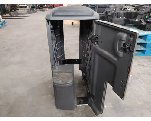 INTERNATIONAL LT SLEEPER CLOSET