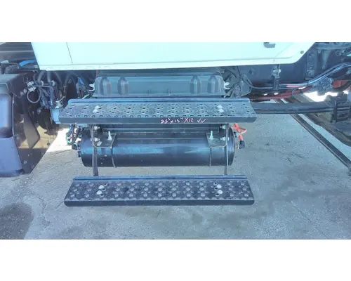 INTERNATIONAL MV CAB STEP