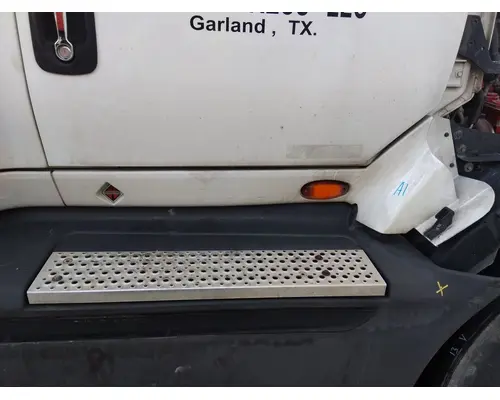 INTERNATIONAL PROSTAR 113 CAB SKIRT FILLER PANEL