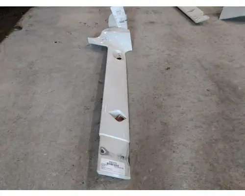 INTERNATIONAL PROSTAR 122 CAB SKIRT FILLER PANEL