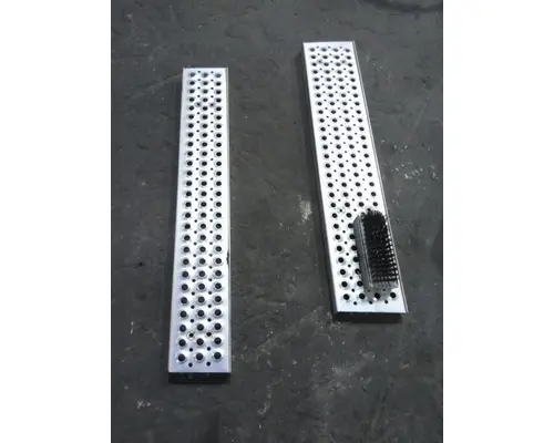 INTERNATIONAL PROSTAR 122 CAB SKIRTSIDE FAIRING