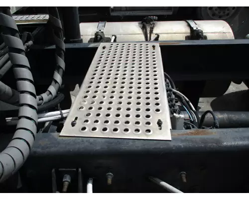 INTERNATIONAL PROSTAR 122 DECK (CATWALK) STEP
