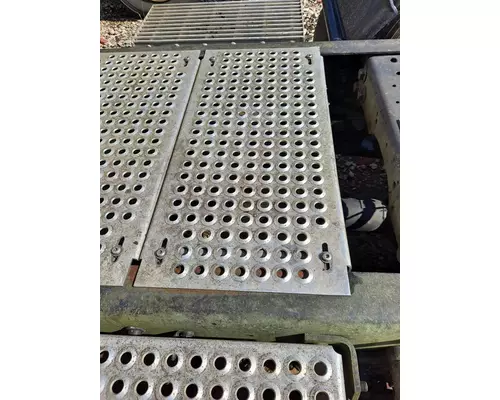 INTERNATIONAL PROSTAR 122 DECK (CATWALK) STEP