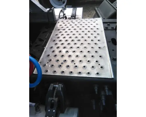 INTERNATIONAL PROSTAR 122 DECK (CATWALK) STEP