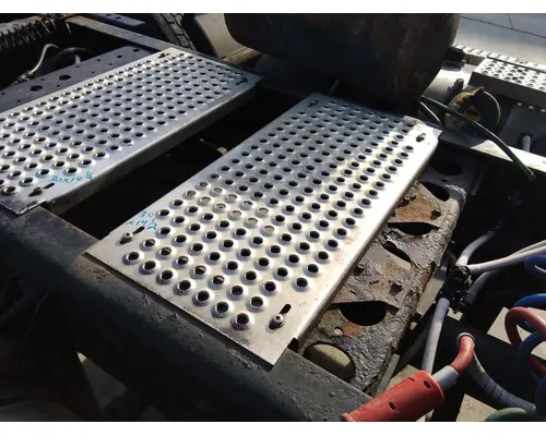 INTERNATIONAL PROSTAR 122 DECK (CATWALK) STEP