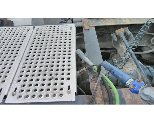 INTERNATIONAL PROSTAR 122 DECK (CATWALK) STEP