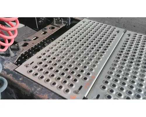 INTERNATIONAL PROSTAR 122 DECK (CATWALK) STEP