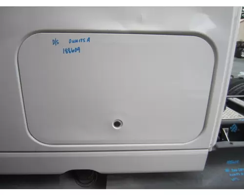 INTERNATIONAL PROSTAR 122 DOOR, COMPARTMENT
