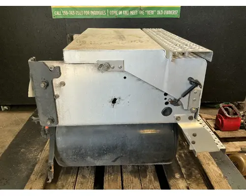 INTERNATIONAL RH613 Battery Boxes