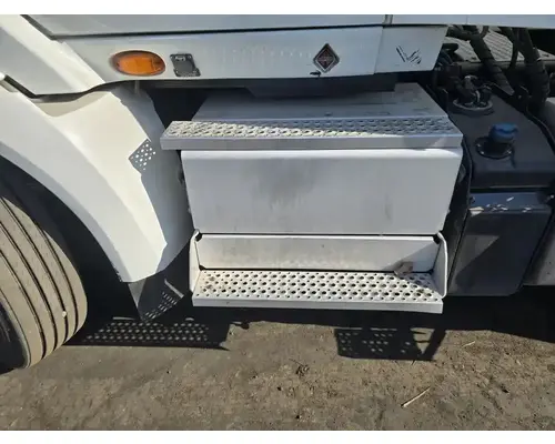 INTERNATIONAL RH613 Battery Boxes