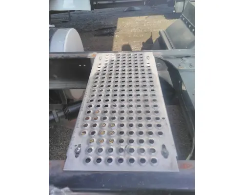 INTERNATIONAL RH DECK (CATWALK) STEP