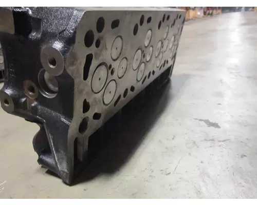 INTERNATIONAL VT365 Engine Cylinder Head