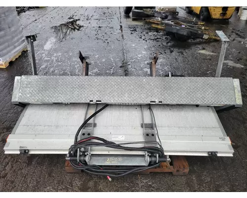 ISUZU NPR-HD Liftgates  Tailgates