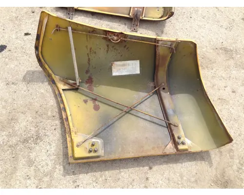 International 1600 LOADSTAR Hood